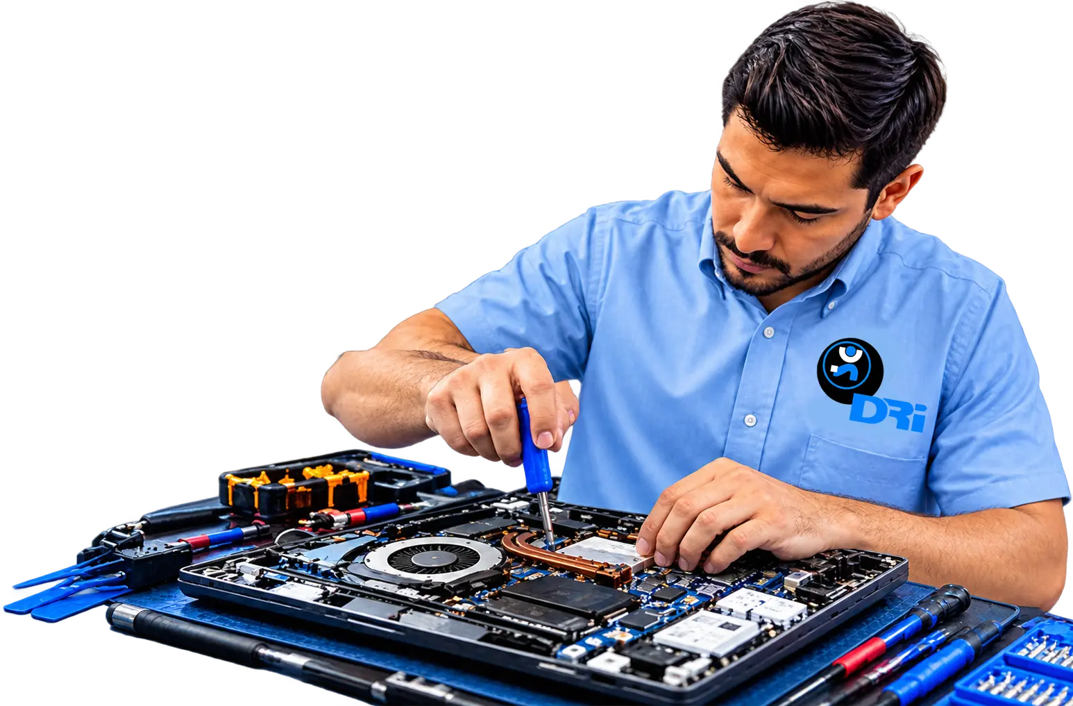 Técnico de DRI Cómputo realizando mantenimiento a una computadora